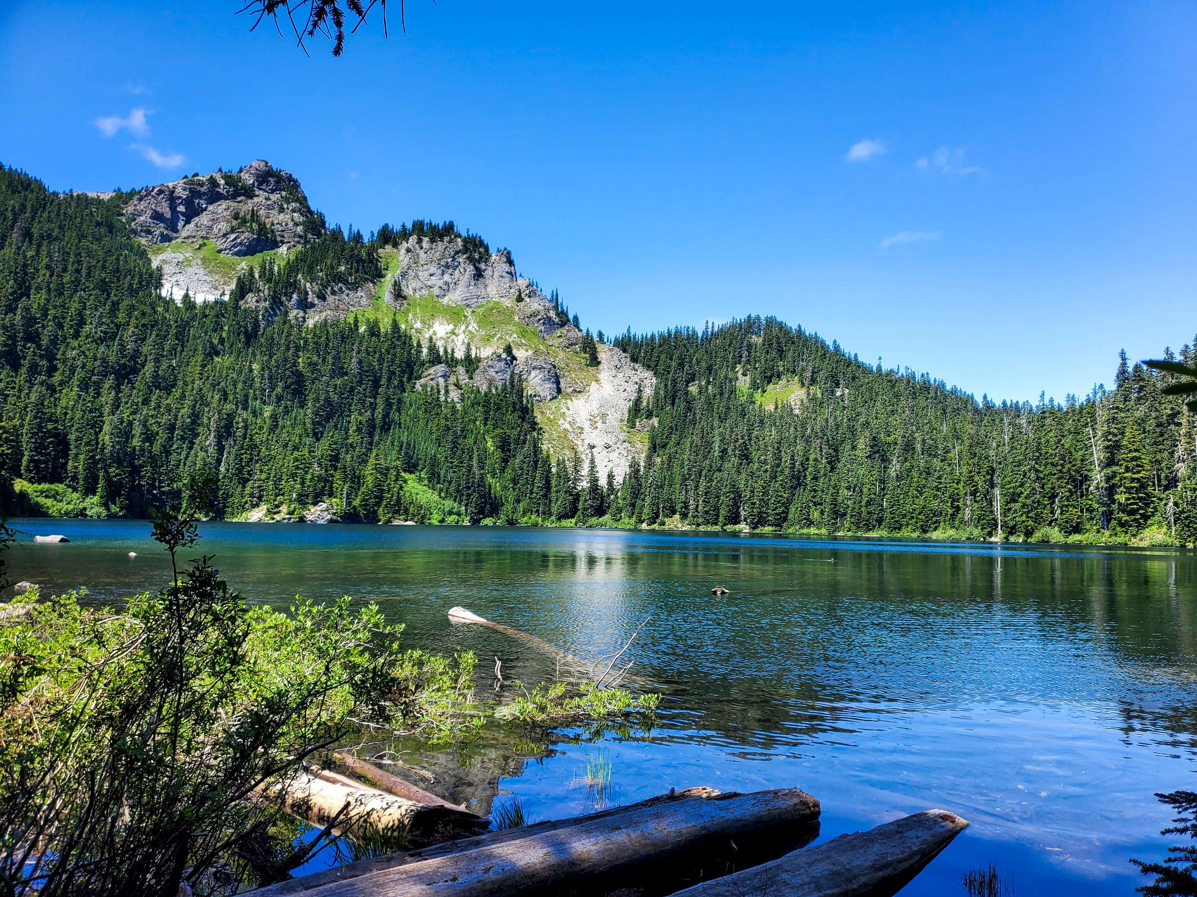 Mirror Lake in Washington surrounded by mountains and a blue sky