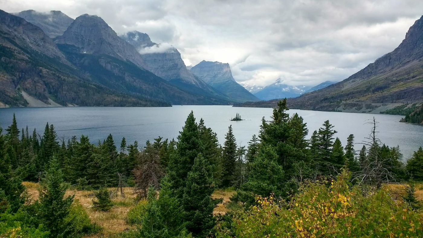 11 Amazing National Parks With Lakes in the US